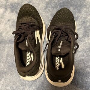 Brooks Men's Black and White Athletic Shoes